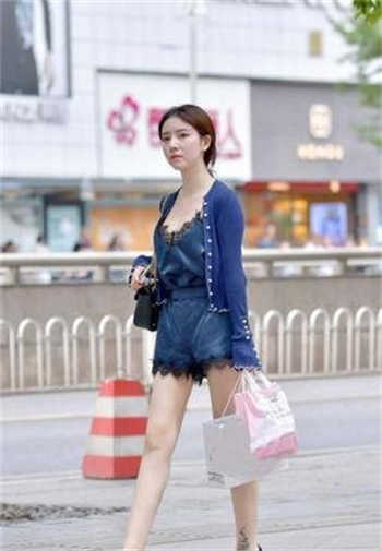 放荡三姐妹少女