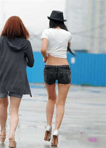 寡妇炕上干柴烈火