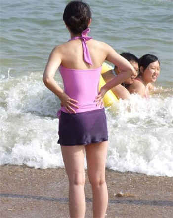 女子为考驾照居然和教练