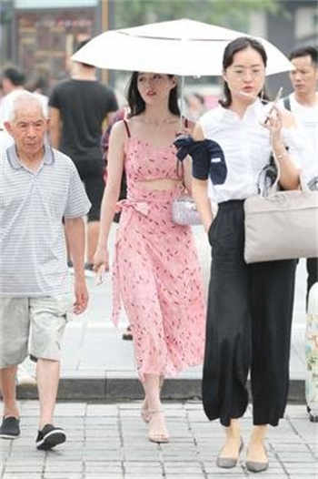 《万载一春秋》