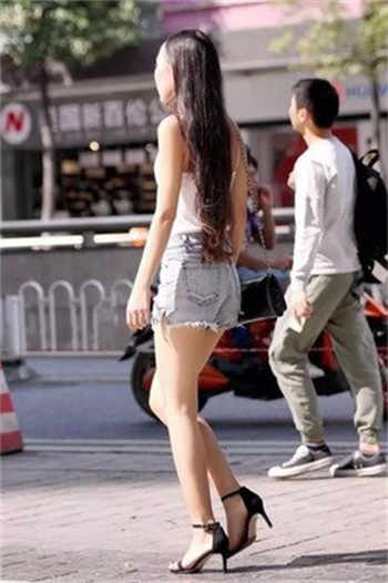 乡下的蹲坑厕所