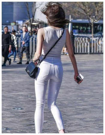 盖着毯子子在客厅做小说