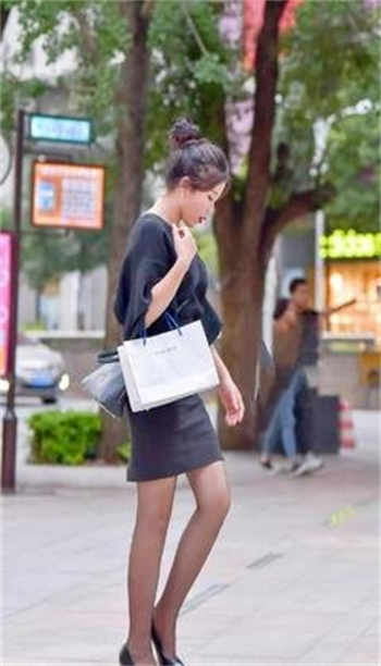 魔镜号推婴儿车的妈妈