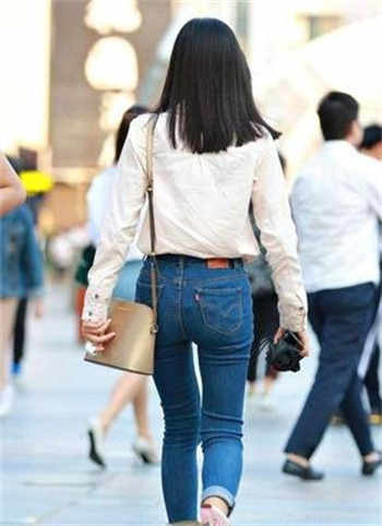 快手小妹八部腰系红绳